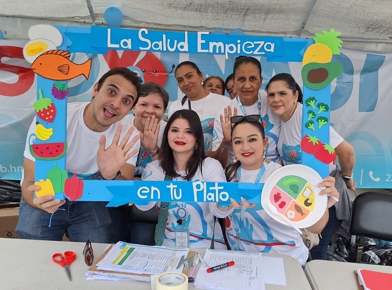 personal del INADI en feria de la salud del Día Mundial de la Diabetes