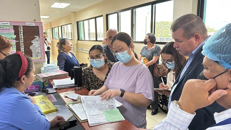 "Miembros de la misión de Estadísticas Vitales revisan expedientes en el hospital del IHSS""