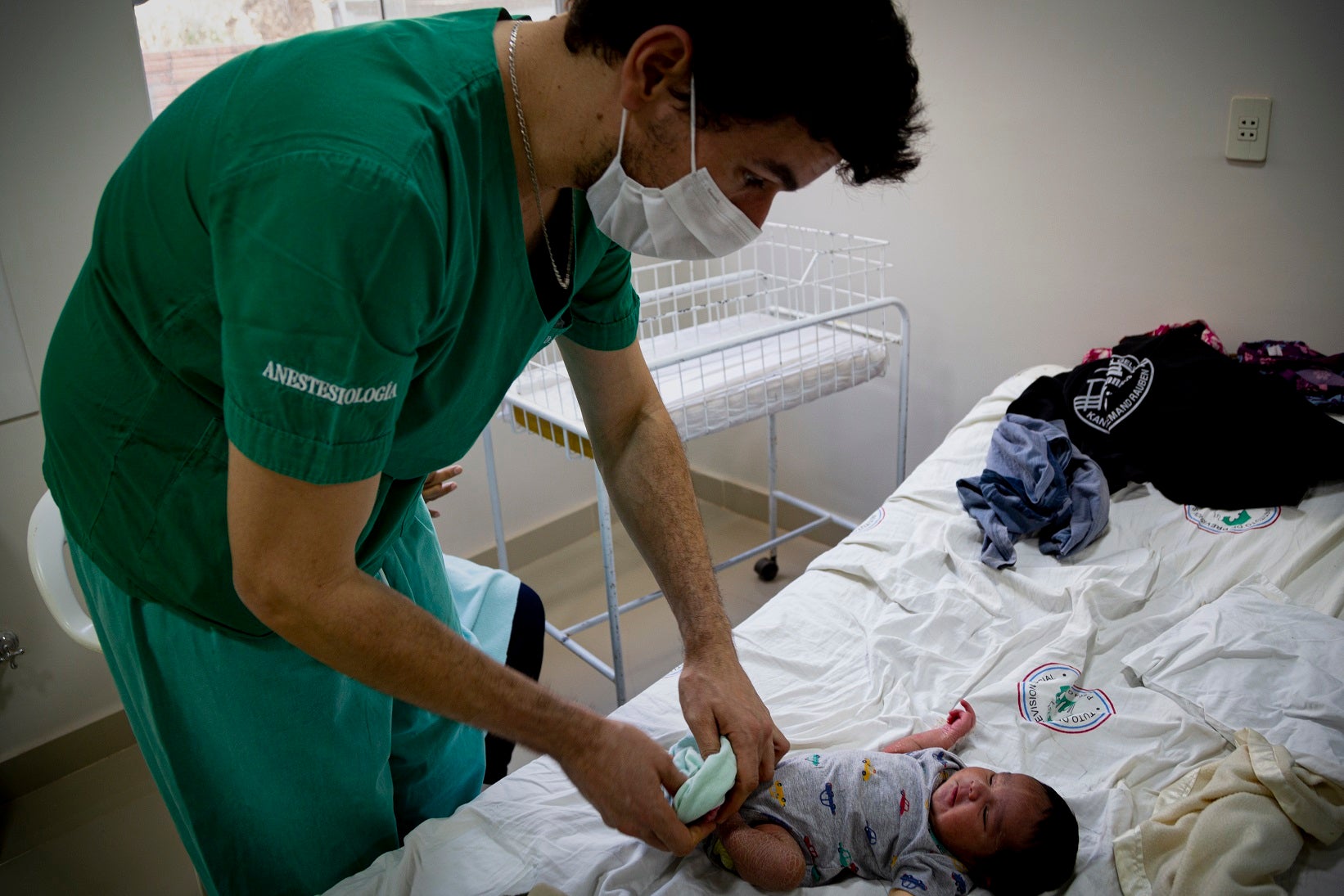 Dr. Da Cunha atendiendo a recién nacido