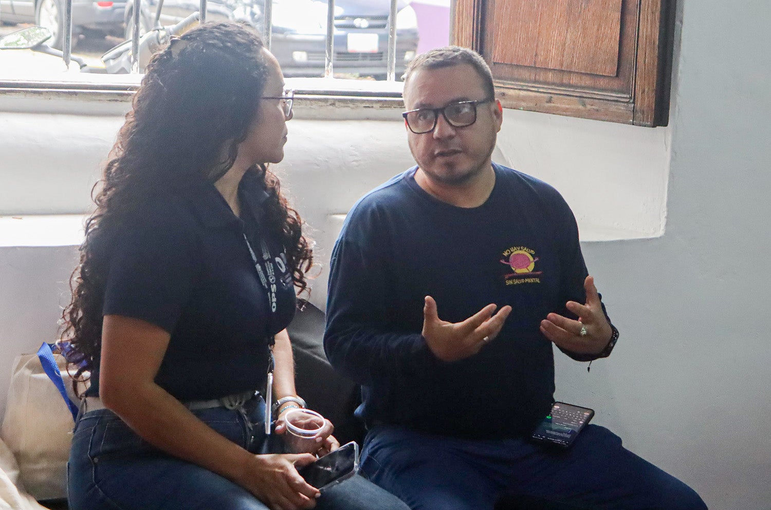 Joyaira Lugo, asesora de Salud Mental de OPS, conversa con Nectalí Tovar, Director Nacional de Salud Mental del Ministerio de Salud