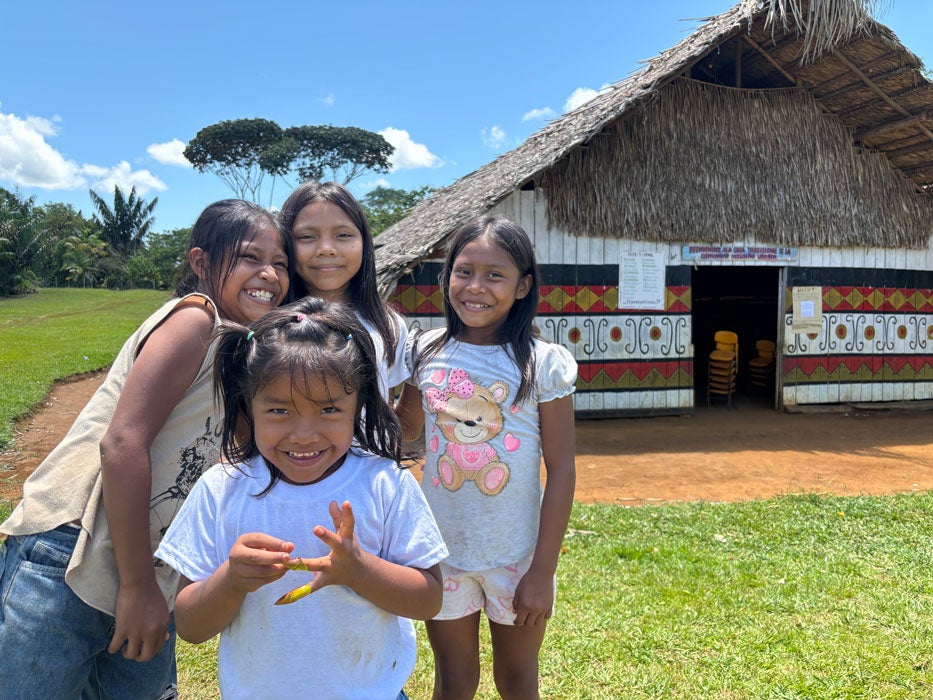 grupo de niñas en comunidad indigena