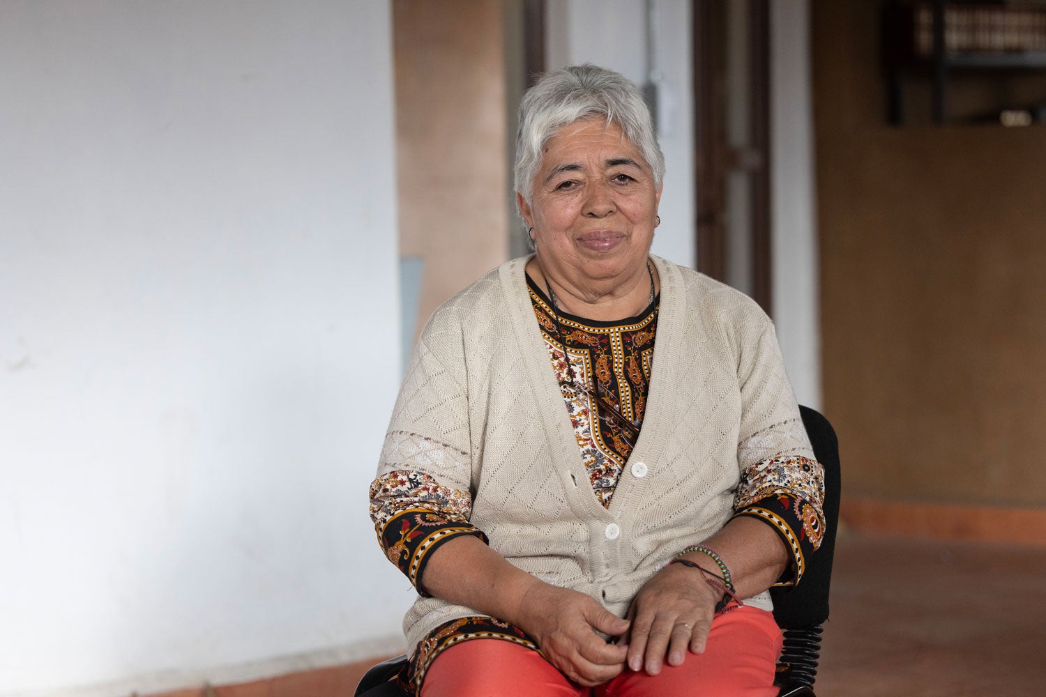 Luz María, quien aprecia el servicio de comedor, que ofrece comidas nutritivas a bajo costo, posa ante la cámara.