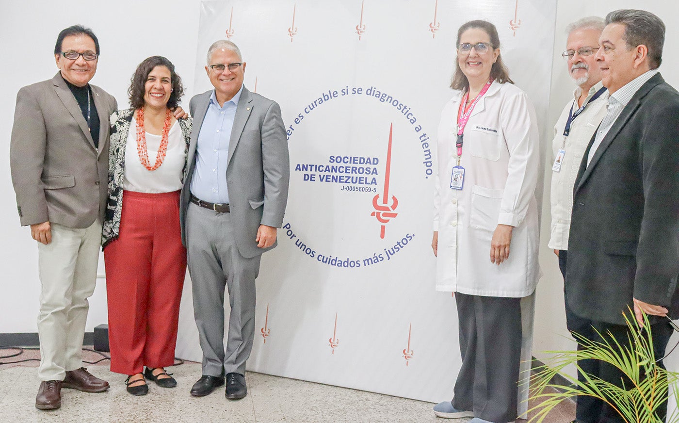 Directivos de la Clínica de Prevencíon del Cáncer y de la Sociedad Anticancerosa de Venezuela junto al equipo de OPS