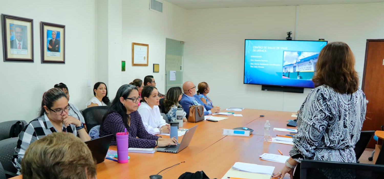 Fotografía de los participantes de la reunión donde se presentaron los avances del Programa de Acompañamiento Humano y Espiritual del Enfermo (PAHEE).