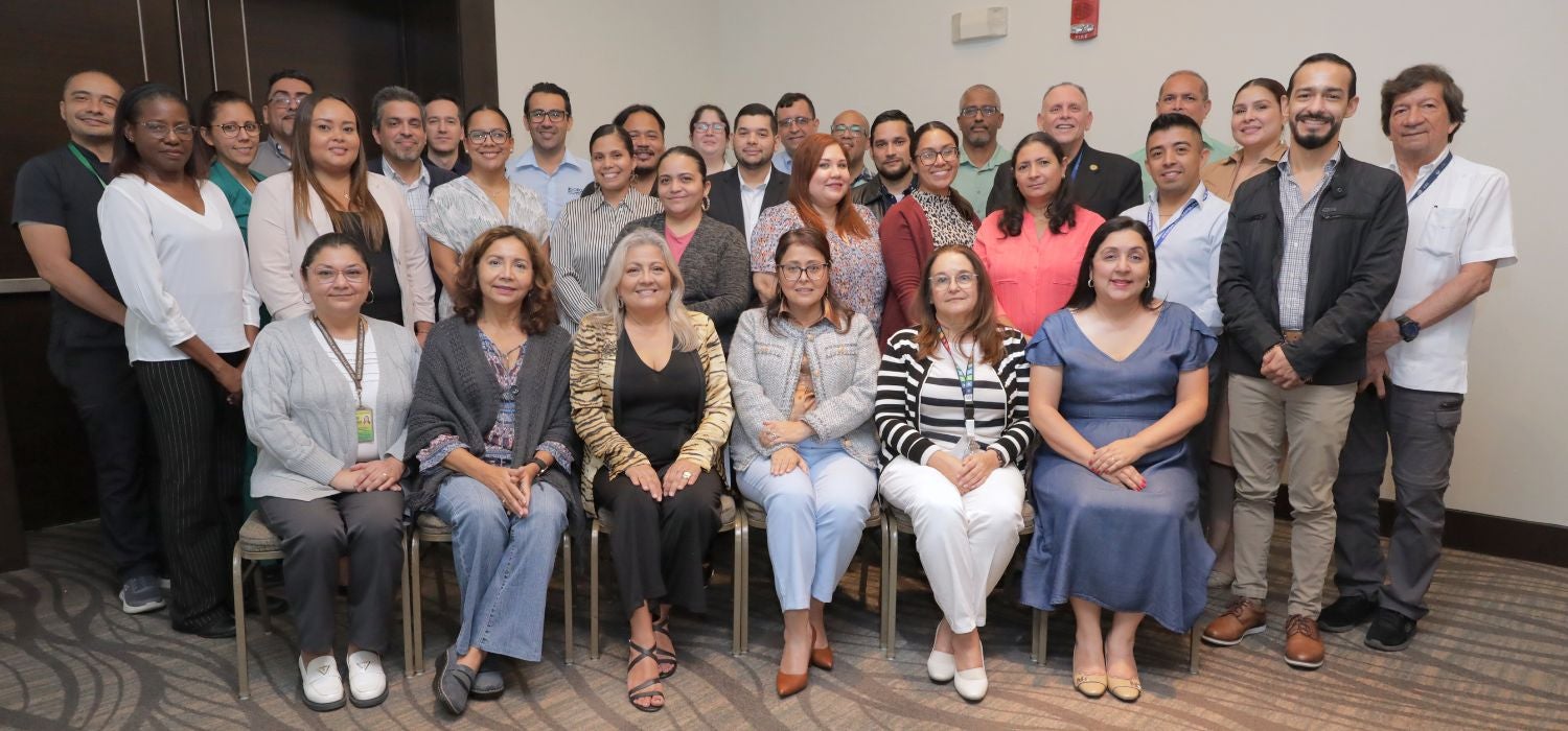 Fotografía grupal de participantes del taller para la actualización de la Norma del Sistema de vigilancia epidemiológica del síndrome gripal, influenza y bronconeumonías.