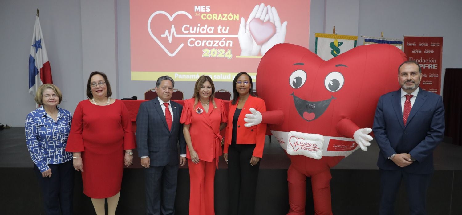 Foto grupal de autoridades - El Ministerio de Salud de Panamá (MINSA), con la participación de la Organización Panamericana de la Salud (OPS), lanza la campaña del mes del corazón bajo el lema “Cuida tu Corazón”. Esta iniciativa busca sensibilizar a la población sobre la importancia de prevenir y controlar las enfermedades cardiovasculares (ECV)