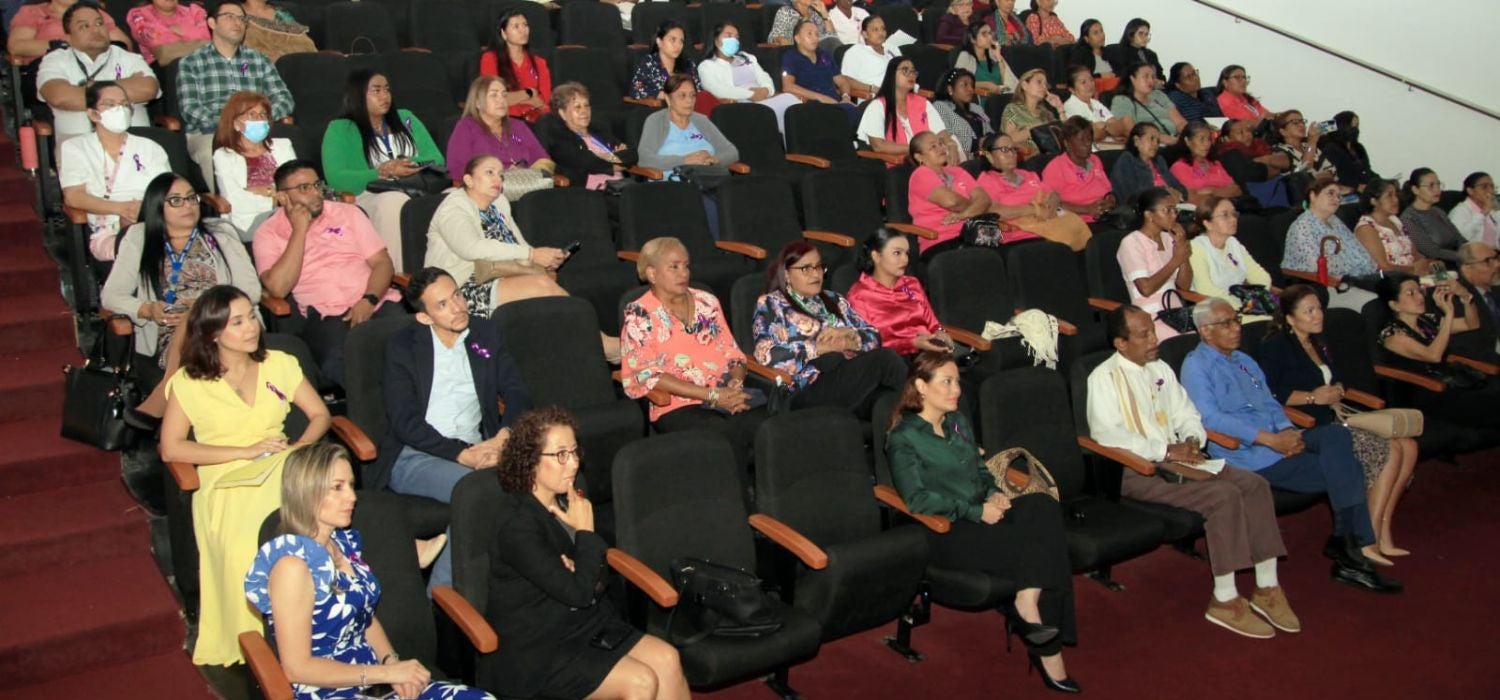 Fotografía del público presente y participantes del lanzamiento de campaña para concienciar sobre esta enfermedad y promover una sociedad más inclusiva y solidaria con las personas que la padecen, con el lema “Es hora de actuar por la demencia”.