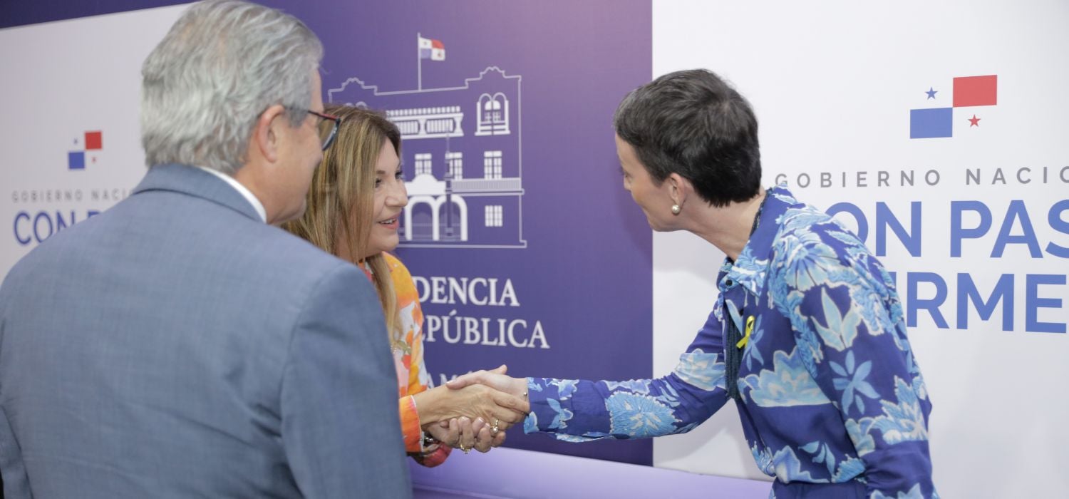 Representante de la OPS/OMS en Panamá, la Dra. Ana Riviere Cinnamond con autoridades en Anfiteatro del Palacio de Las Garzas - La Organización Panamericana de la Salud (OPS) se enorgullece de apoyar la campaña de sensibilización sobre salud mental lanzada por el Despacho de la Primera Dama y el Ministerio de Salud (MINSA) de Panamá. Esta iniciativa, que busca promover un entorno seguro y de apoyo para todos los panameños, coincide con la celebración del Día Mundial para la Prevención del Suicidio.