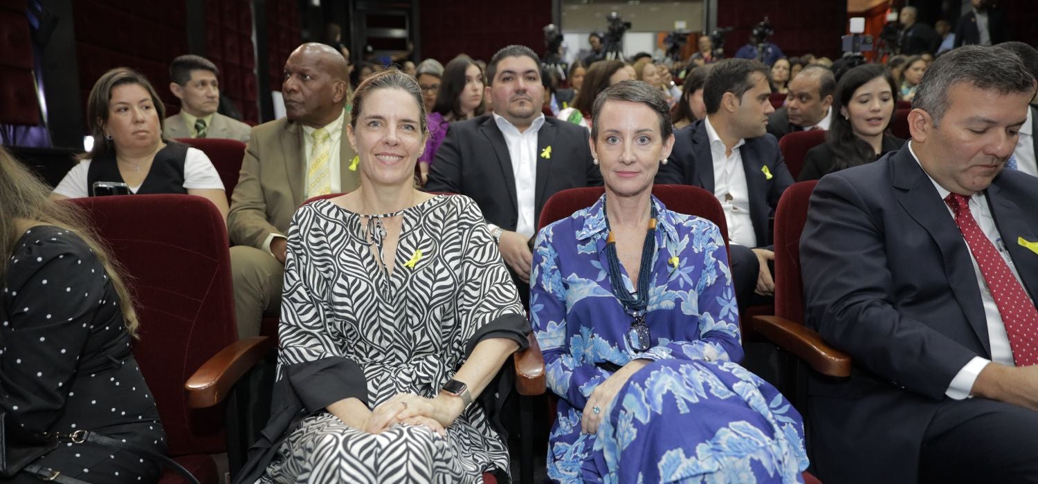 Miembros de la Naciones Unidas apoyando el lanzamiento de la campaña de salud mental en Anfiteatro del Palacio de Las Garzas - La Organización Panamericana de la Salud (OPS) se enorgullece de apoyar la campaña de sensibilización sobre salud mental lanzada por el Despacho de la Primera Dama y el Ministerio de Salud (MINSA) de Panamá. Esta iniciativa, que busca promover un entorno seguro y de apoyo para todos los panameños, coincide con la celebración del Día Mundial para la Prevención del Suicidio.