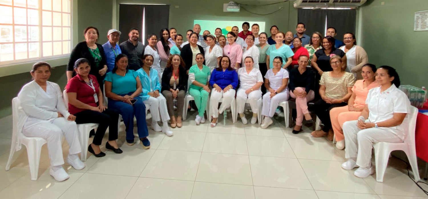 Fotografía grupal de los participantes de las jornadas de capacitación para personal de salud de atención primaria de 18 centros de salud de la región de Veraguas en los módulos técnicos de la iniciativa global HEARTS.