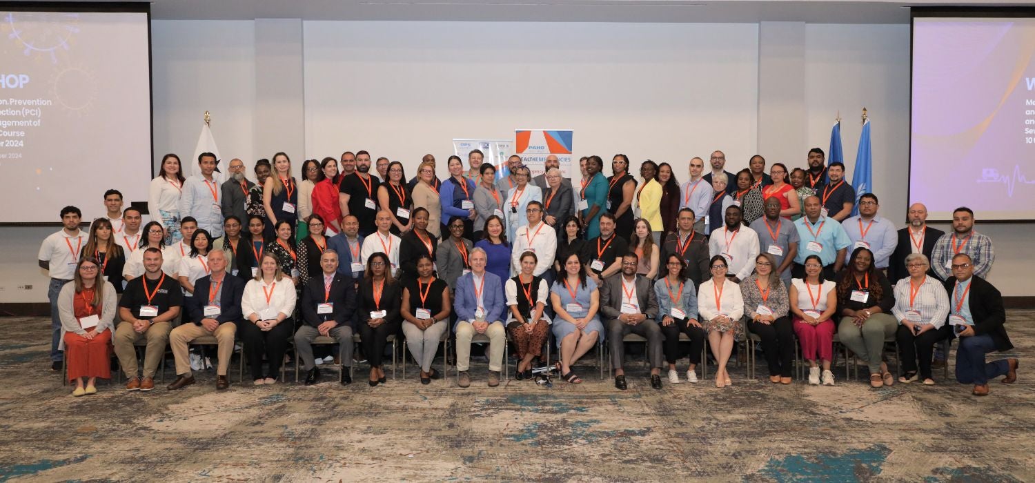 Foto grupal de participantes - curso intensivo sobre evacuación médica, prevención y control de infecciones, y manejo clínico de influenza grave, reuniendo a especialistas en cuidados críticos, medicina de emergencias y prevención de infecciones de 29 países de América Latina y el Caribe.