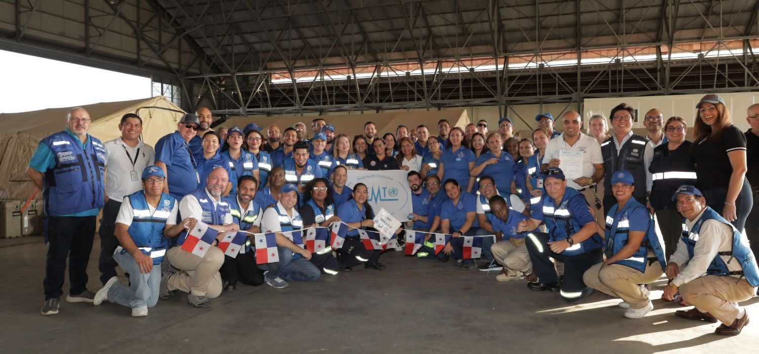 Foto grupal de participantes - El hospital modular de la CSS ha obtenido la certificación internacional como Equipo Médico de Emergencia (EMT) Tipo 1 fijo.