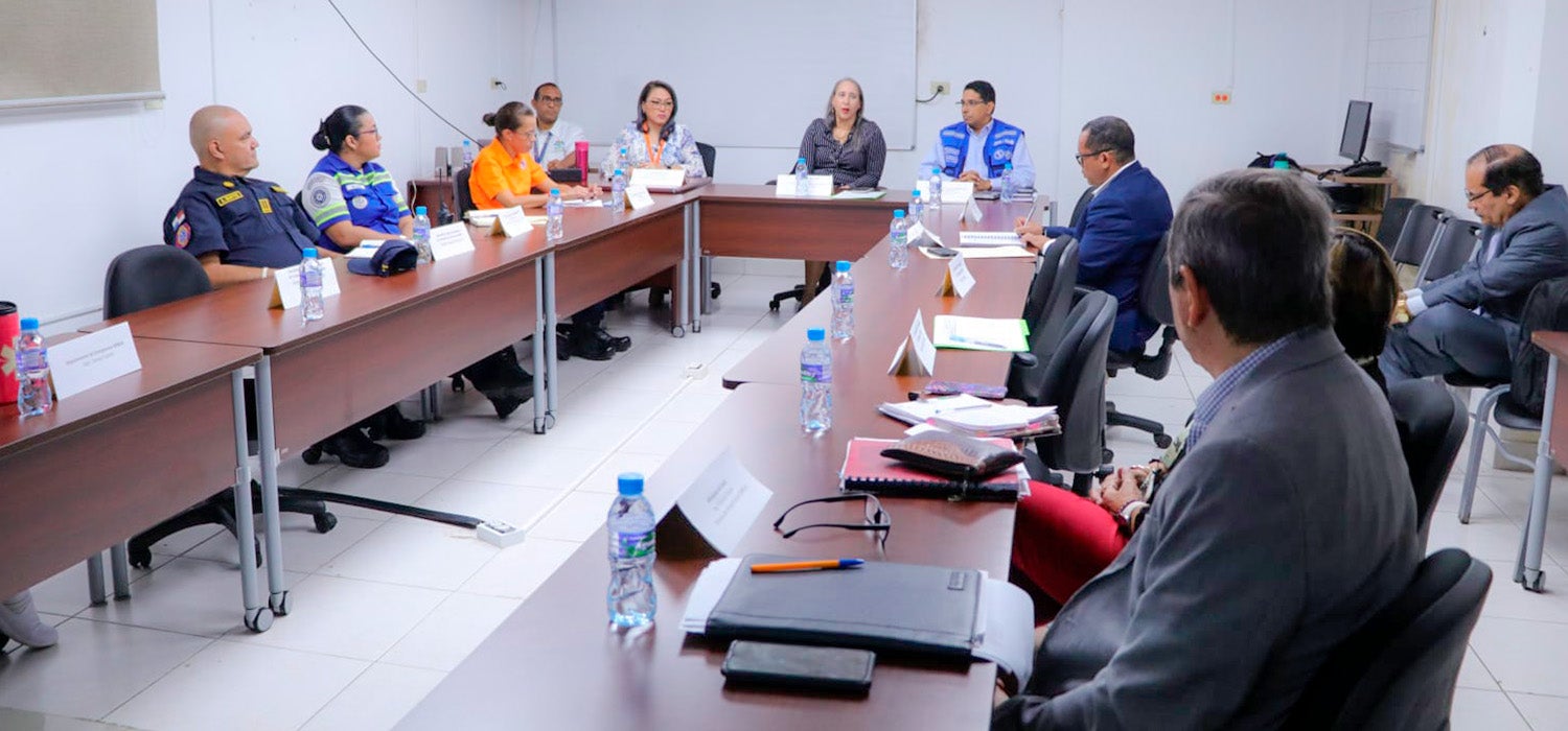 Fotografía de la mesa de trabajo en la instalación de la Comisión Nacional de Hospitales seguros frente a desastres