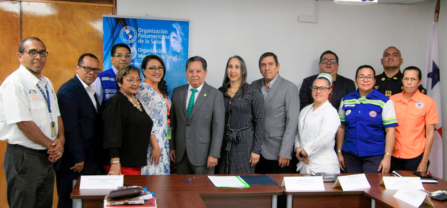 Fotografía grupal de la instalación de la Comisión Nacional de Hospitales seguros frente a desastres