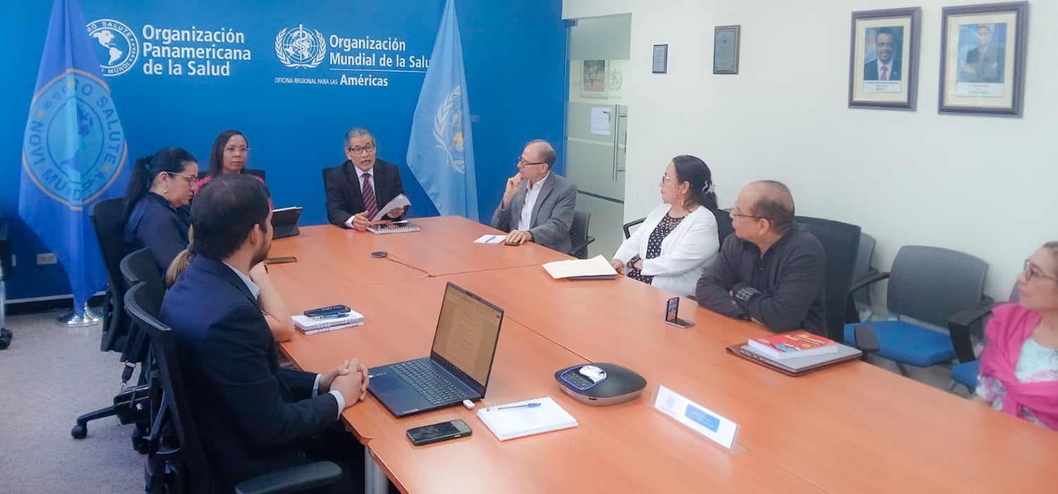 Fotografía de la mesa de trabajo y participantes del lanzamiento de un nuevo curso virtual sobre los fundamentos del manejo de medicamentos sujetos a control. 