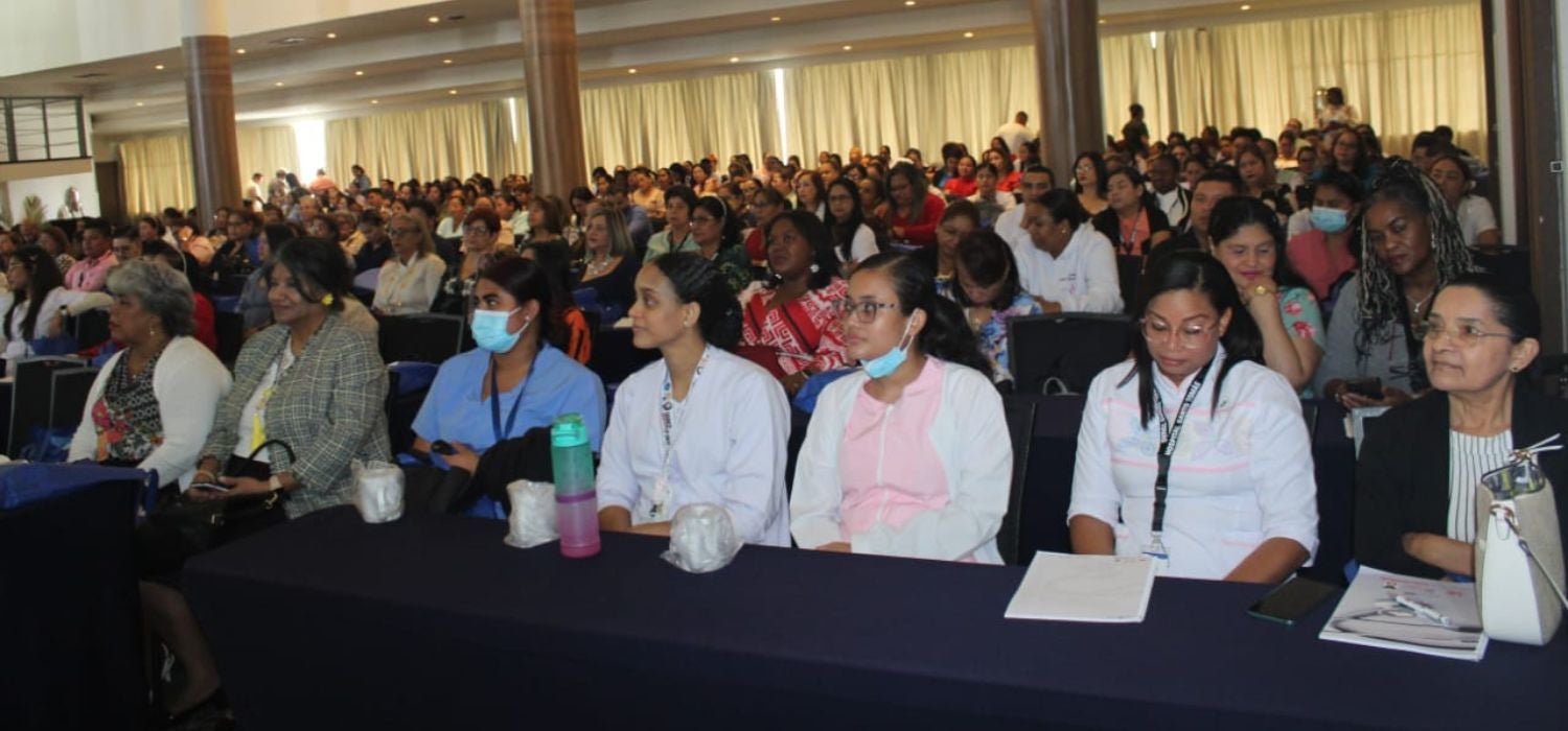 Enfermeras y participantes de la conferencia - La OPS participó activamente en los XLIV Seminarios Científicos de Enfermería del Hospital Santo Tomás, conmemorando el centenario de esta importante institución.