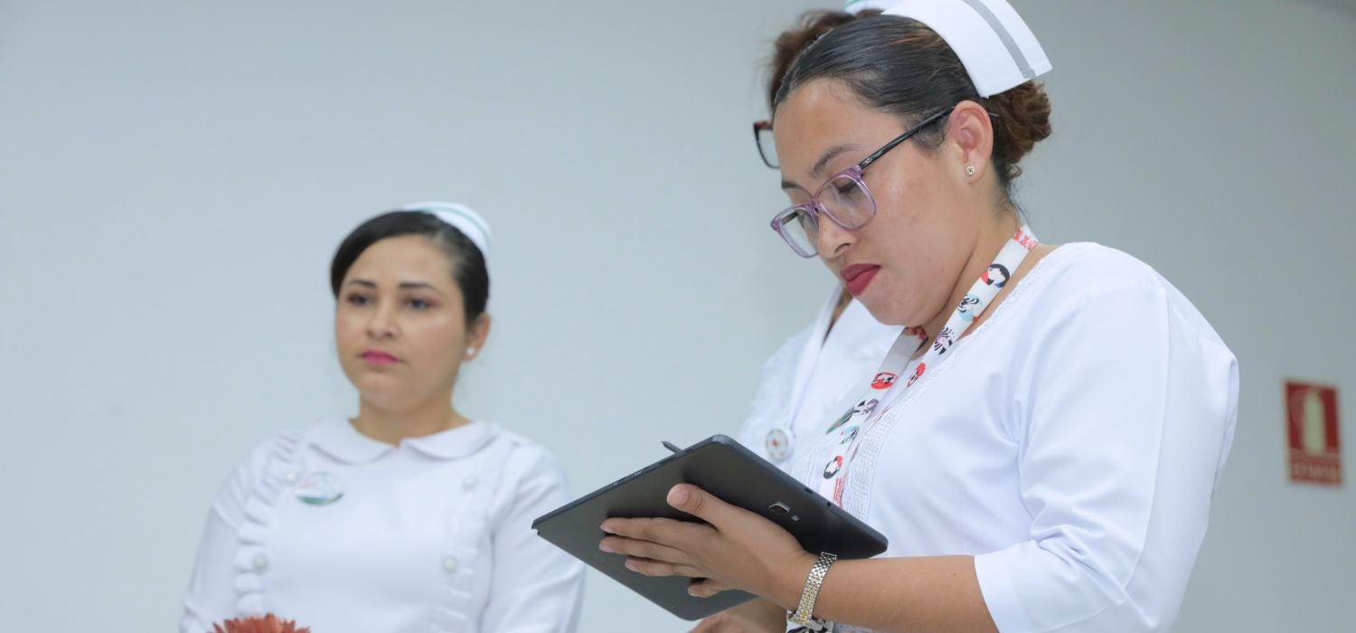 Fotografía de enfermera implementando el uso de tabletas para registrar las vacunaciones en tiempo real, esto datos serán reflejados inmediatamente en el sistema de información del PAI, en el lanzamiento de la nueva campaña para reforzar el seguimiento contra el sarampión.