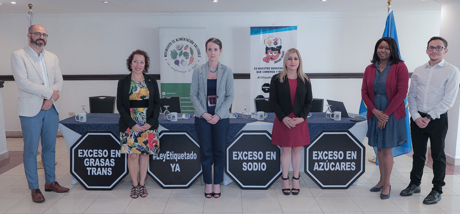 Fotografía grupal del equipo técnico, asesor y represente de la OPS/OMS en la presentación de postura conjunta a favor del Etiquetado Frontal de Advertencia Nutricional.