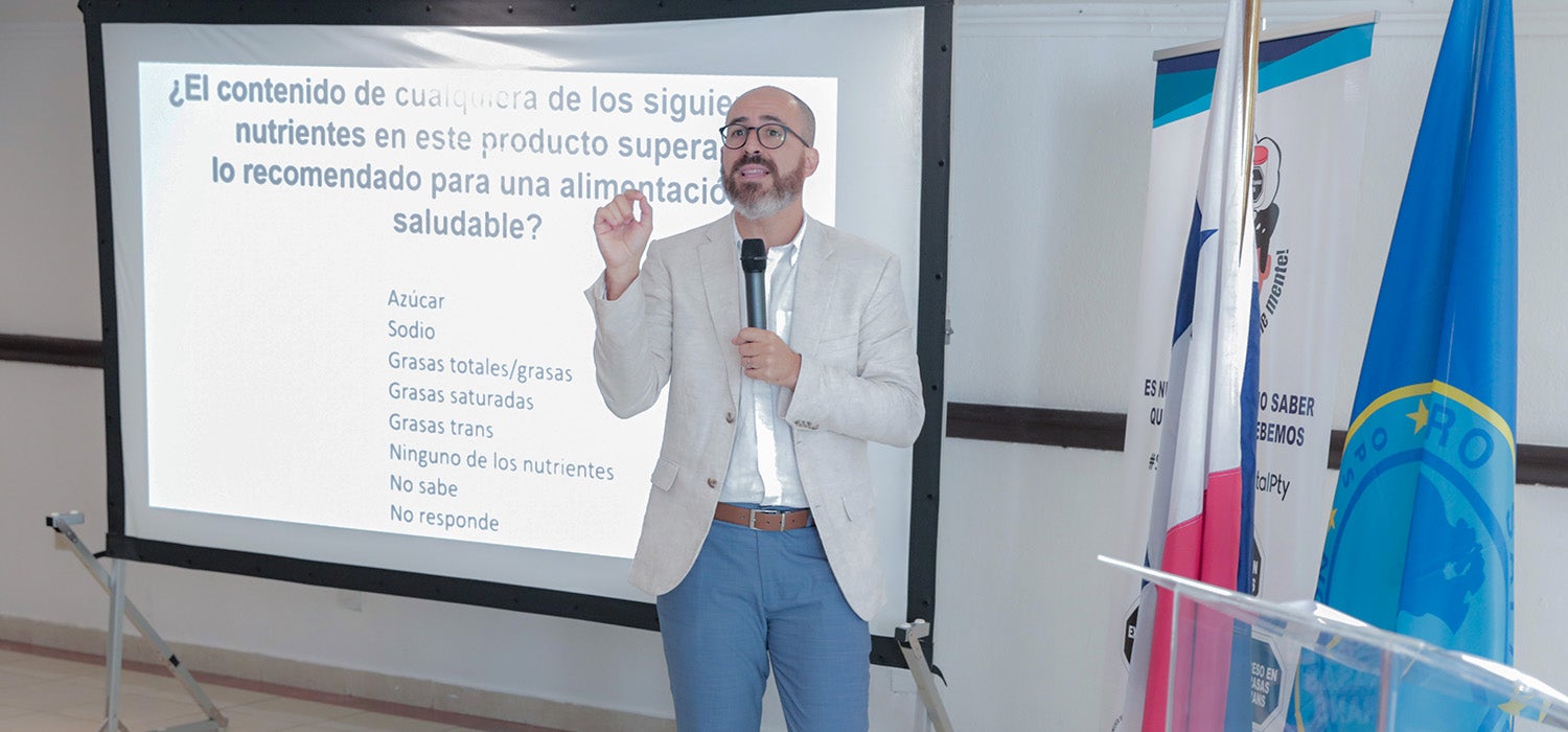 Fotografía del Dr. Fabio Gómes, de la OPS, presentando los resultados de un estudio realizado en Panamá que evidencia los beneficios del sistema de sellos para mejorar la salud pública y promover la reformulación de productos por parte de la industria alimentaria.