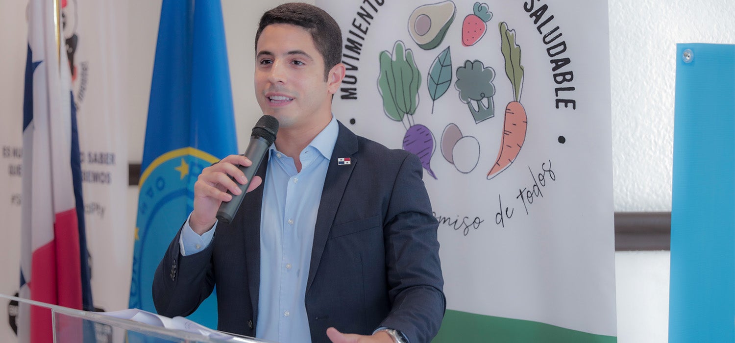 Fotografía de diputado José Pérez Barboni presentando los últimos avances del proyecto de ley que busca implementar el EFAN en Panamá, destacando el amplio apoyo que ha recibido esta iniciativa.