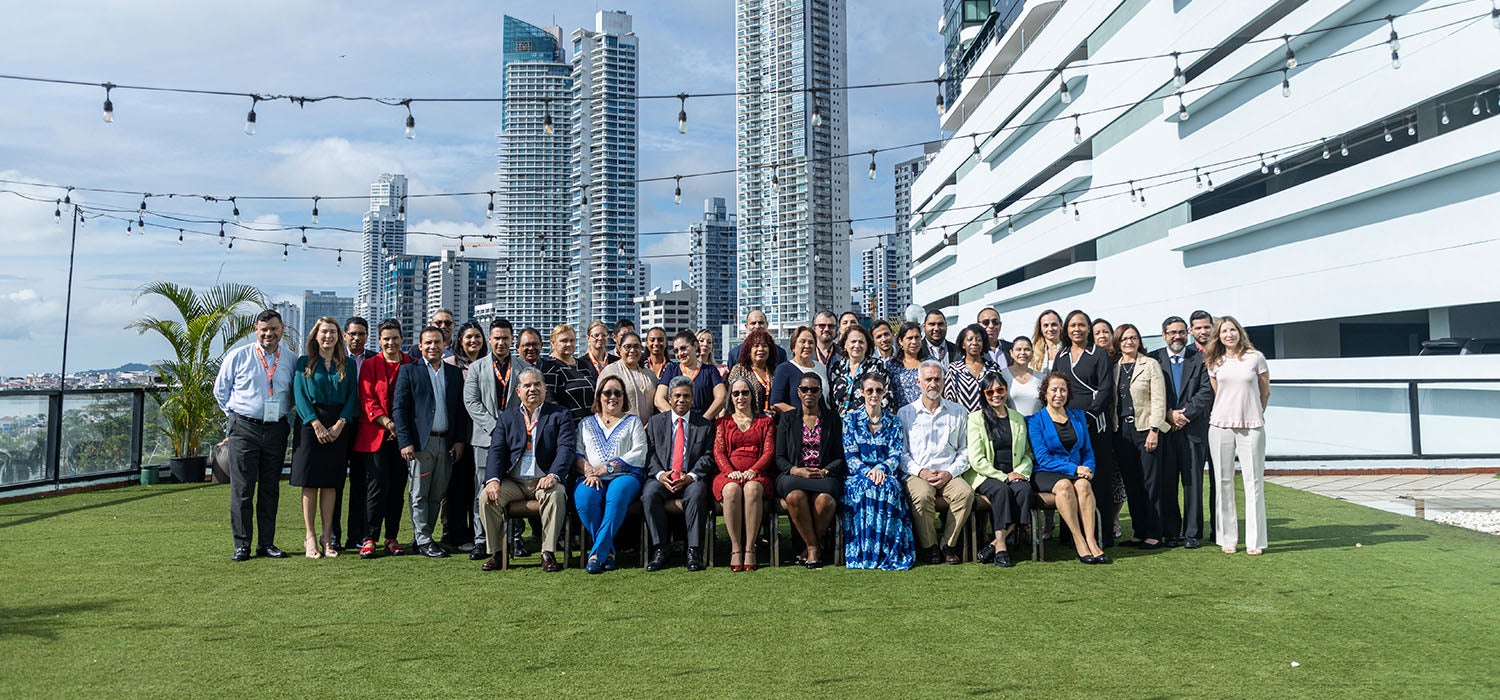 Fotografía grupal de participantes en la Misión de Alto Nivel organizada por la Organización Panamericana de la Salud (OPS) y el Ministerio de Salud (MINSA) de Panamá, con el objetivo de analizar el progreso de la Iniciativa de Eliminación de Enfermedades Transmisibles, elaborar y presentar el Plan Nacional de Eliminación 2025-2030.