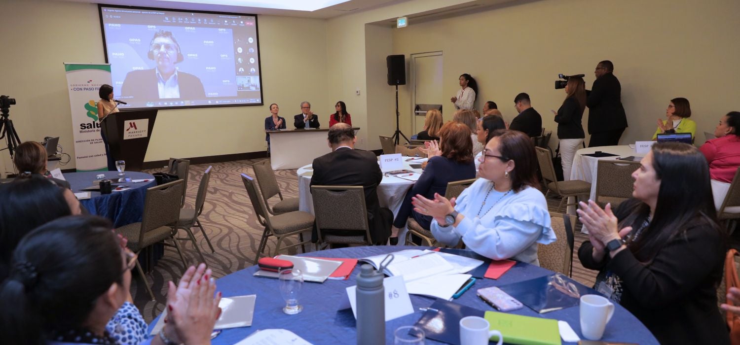 Foto de participantes y mesa principal - El Ministerio de Salud (MINSA) de Panamá, en colaboración con la Organización Panamericana de la Salud (OPS), llevó a cabo una plenaria para presentar los resultados de la evaluación del desempeño de las Funciones Esenciales de Salud Pública (FESP) renovadas. Este evento, que contó con la participación de más de 80 representantes de diversas instituciones, marcó un hito en el compromiso del país por fortalecer su sistema de salud.