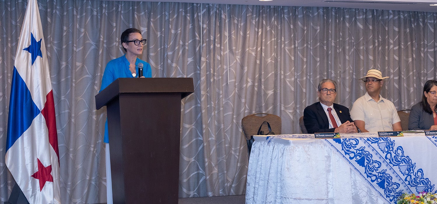 Fotografía de Dra. Ana Rivière Cinnamond, representante de la OPS/OMS en Panamá en Simposio Conmemorativo del 75 Aniversario del INCAP. Este evento, reunió a expertos nacionales e internacionales para discutir estrategias innovadoras en la prevención de enfermedades no transmisibles (ENT) relacionadas a la nutrición en Panamá