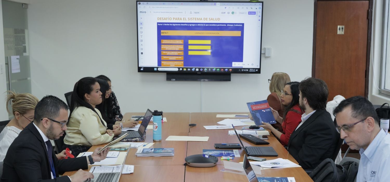 Foto de participantes de la mesa de trabajo - La Organización Panamericana de la Salud (OPS), brinda un importante aporte técnico a la salud digital mediante un taller organizado por el Ministerio de Salud (MINSA), donde expertos y representantes del sector se reunieron para validar y revisar la Estrategia Nacional para la Transformación Digital en Salud 2024-2030.