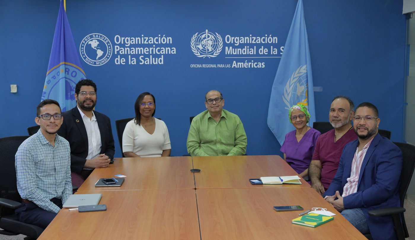 Foto alrededor de una mesa de trabajo - La Organización Panamericana de la Salud (OPS) y el Instituto Oncológico Nacional (ION) de Panamá se reunieron para explorar nuevas oportunidades de colaboración en la adquisición de medicamentos esenciales para el tratamiento del cáncer a través del Fondo Estratégico de la OPS.