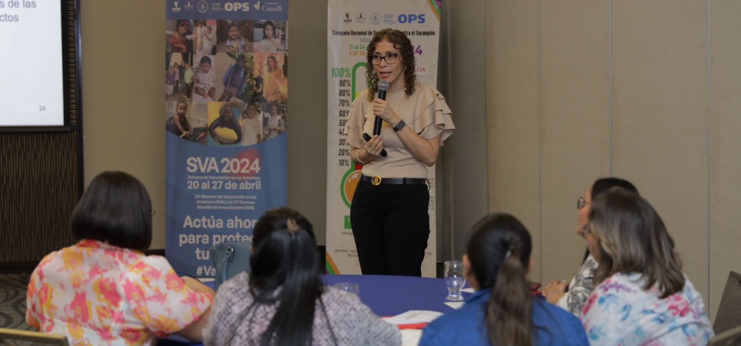 Foto de exposición y desarrollo del taller - La Organización Panamericana de la Salud/Organización Mundial de la Salud (OPS/OMS) trabaja en conjunto con el Ministerio de Salud (MINSA) para mejorar las coberturas vacunales.