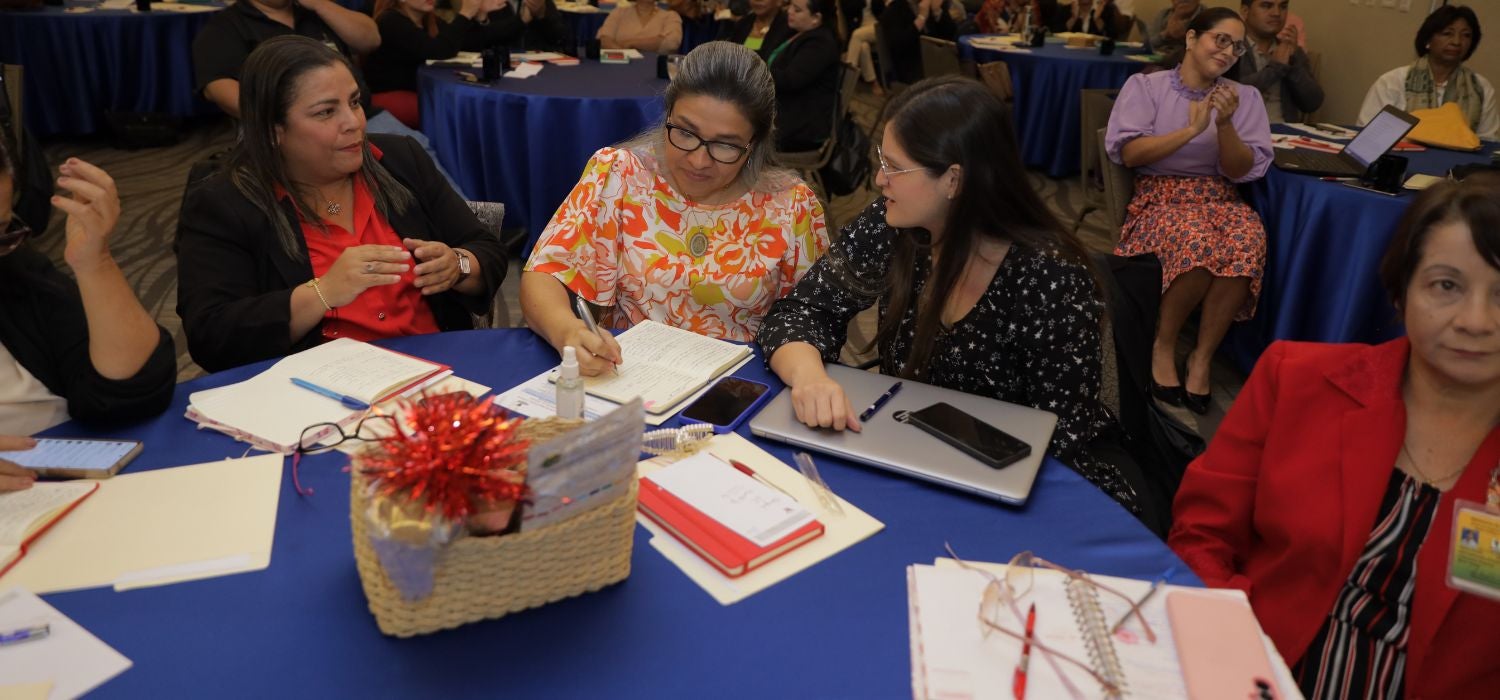 Foto sobre mesa de trabajo del taller - La Organización Panamericana de la Salud/Organización Mundial de la Salud (OPS/OMS) trabaja en conjunto con el Ministerio de Salud (MINSA) para mejorar las coberturas vacunales.