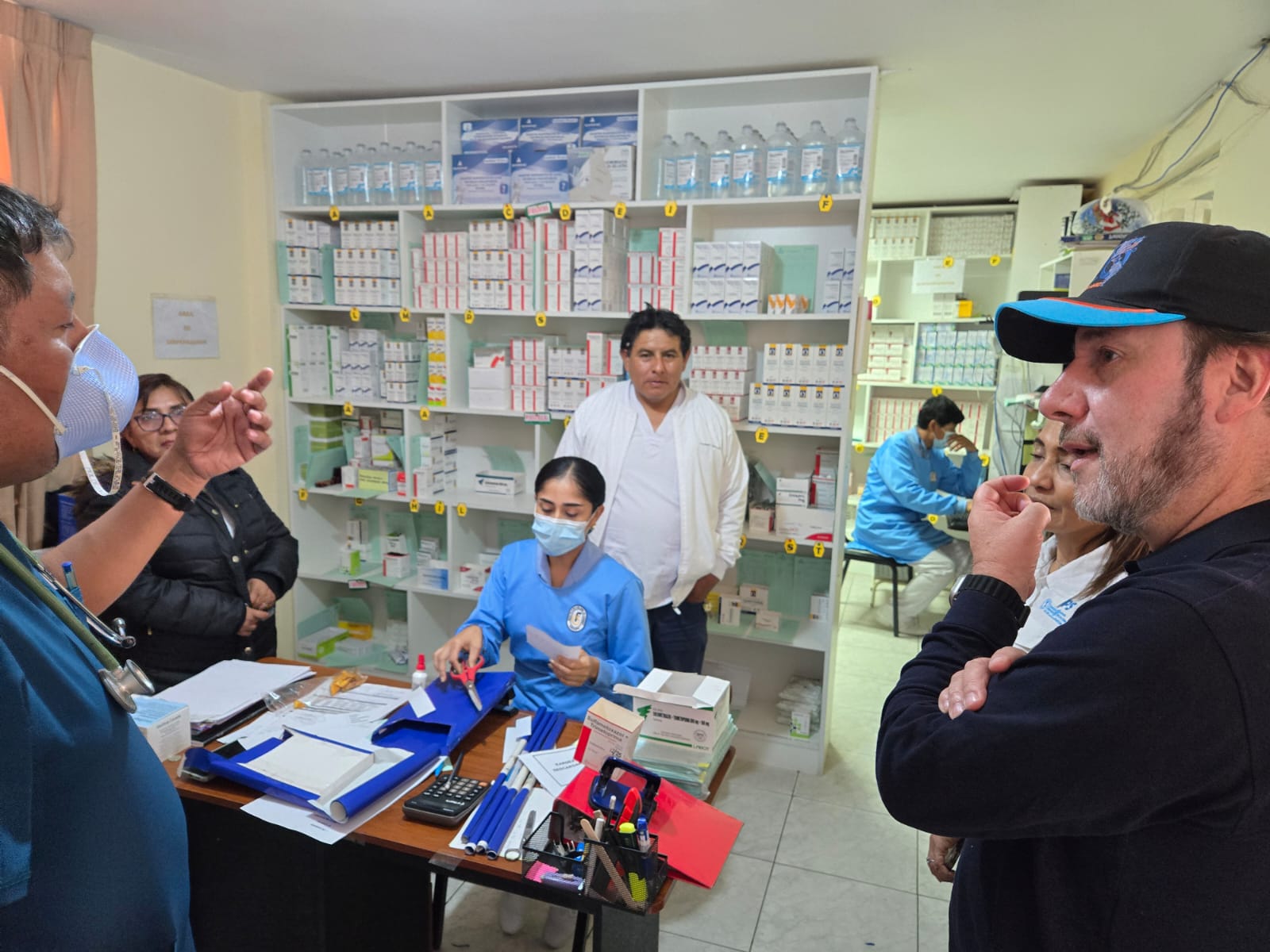 OPS/ El grupo de trabajo de la OPS y Minsa visitan la farmacia del Centro de Salud La Pampa, Camaná, Arequipa.