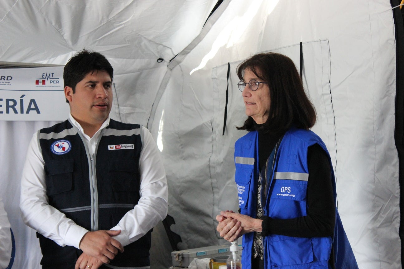 OPS/ Adriana Navarro || Ing. Miguel Aponte, director general de la DIGERD y Dra. Maureen Birmingham, representante de la OPS/OMS en Perú, durante el ejercicio de montaje de un EMT Tipo 1 fijo. 