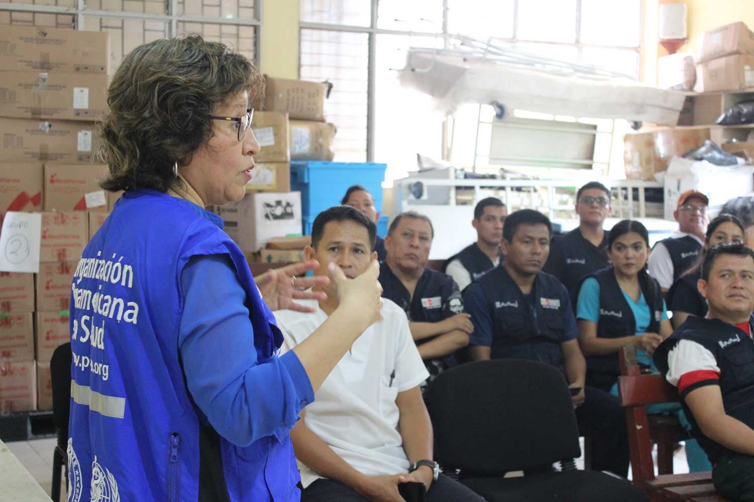 Profesional de OPS brinda explicaciones al personal de salud.