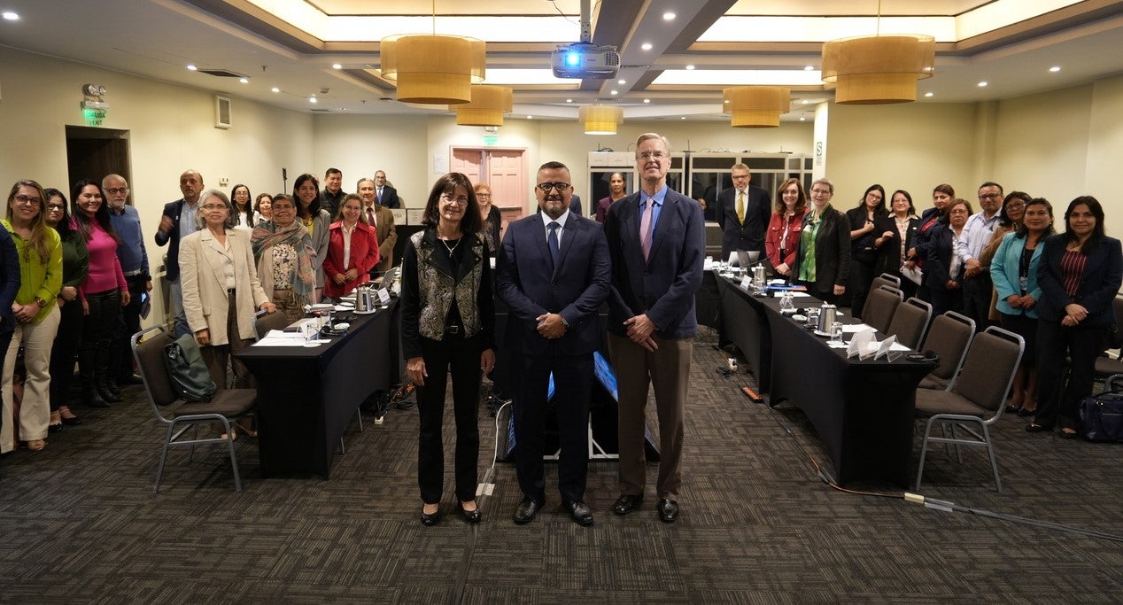 OPS/ Luz Rospigliosi || Maureen Birmingham, representante de OPS en Perú; Eric Peña, viceministro de Salud del Perú; Jon Andrus, presidente de la CRVR y participantes durante la reunión anual de la Comisión Regional de Monitoreo y Verificación de la Eliminación del Sarampión y la Rubéola.