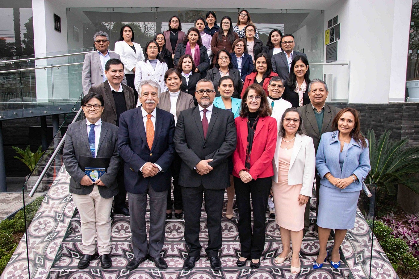 Foto grupal de autoridades y equipo técnico de inmunizaciones del país, equipo OPS, y miembros de la comisión