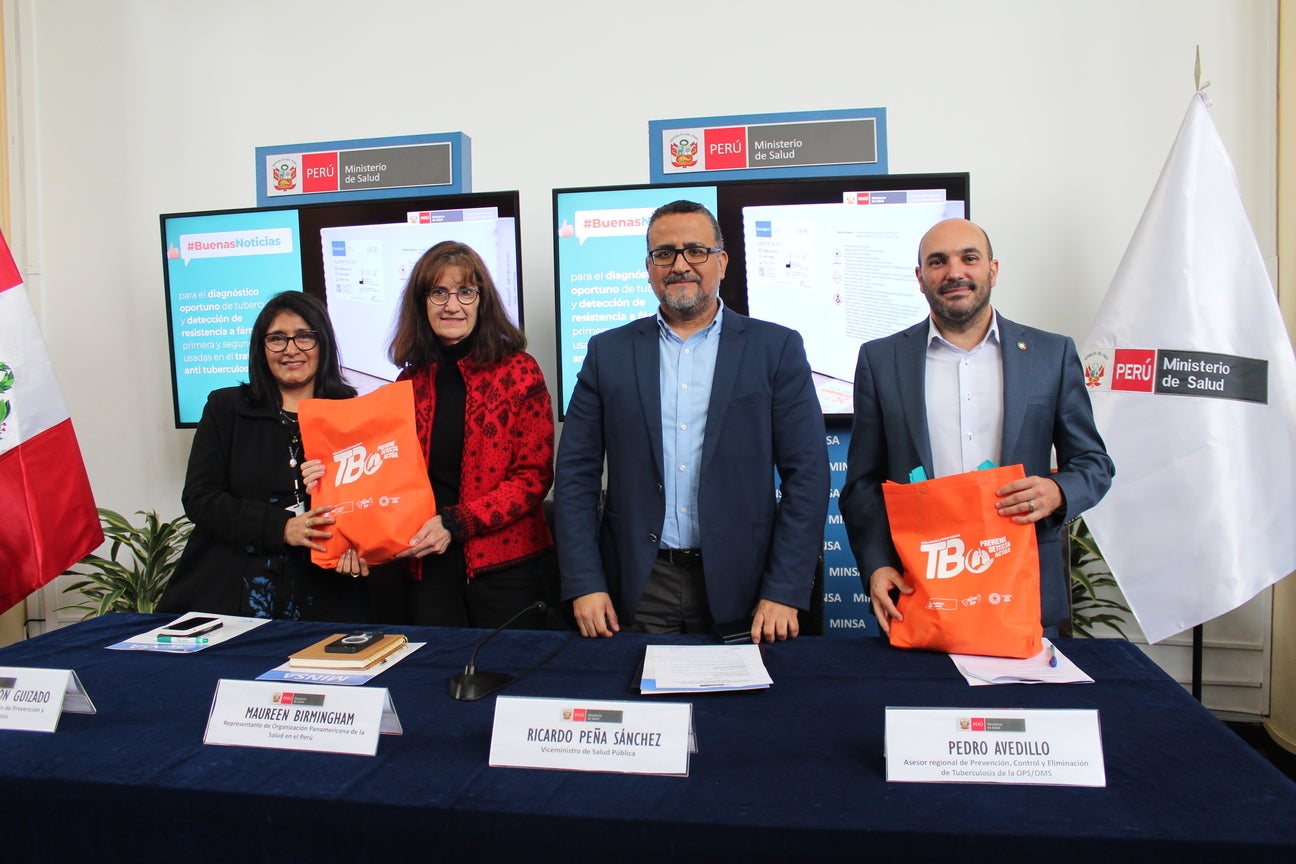 OPS/Luz Rospigliosi||Autoridades en la presentación de hallazgos y recomendaciones del Comité Luz Verde de la OPS para poner fin a la tuberculosis. De izquierda a derecha: Valentina Alarcón, directora ejecutiva de la DPCTB; Maureen Birmingham, representante de OPS/OMS en el Perú; Ricardo Peña, viceministro de salud pública y Pedro Avedillo, asesor regional de Prevención, Control y Eliminación de la Tuberculosis de la OPS/OMS. 