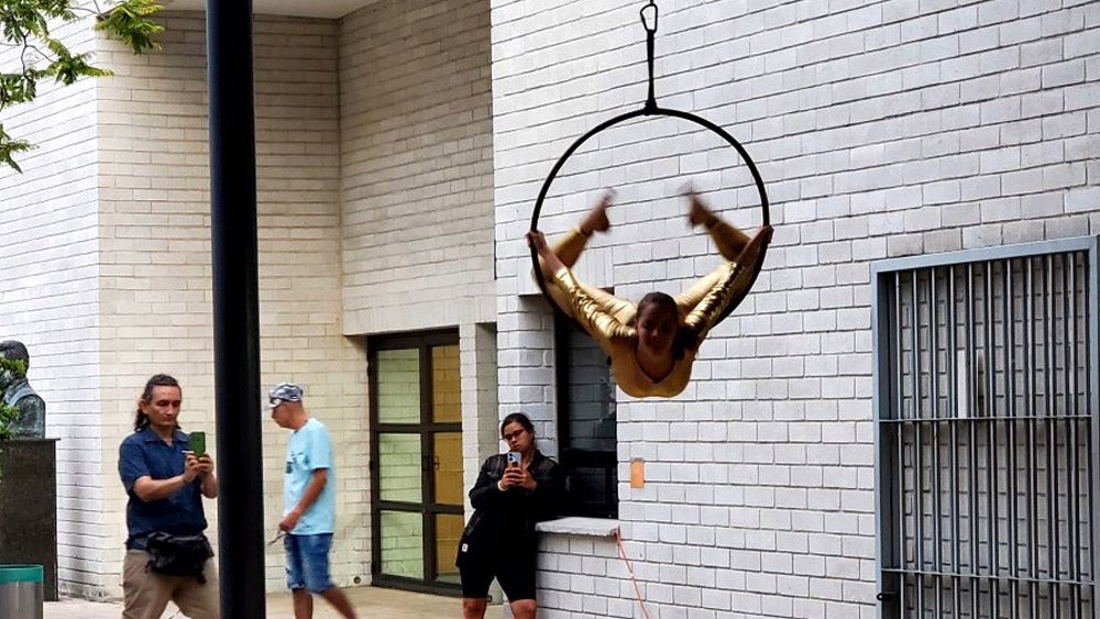 Una mujer haciendo acrobacias en el aire