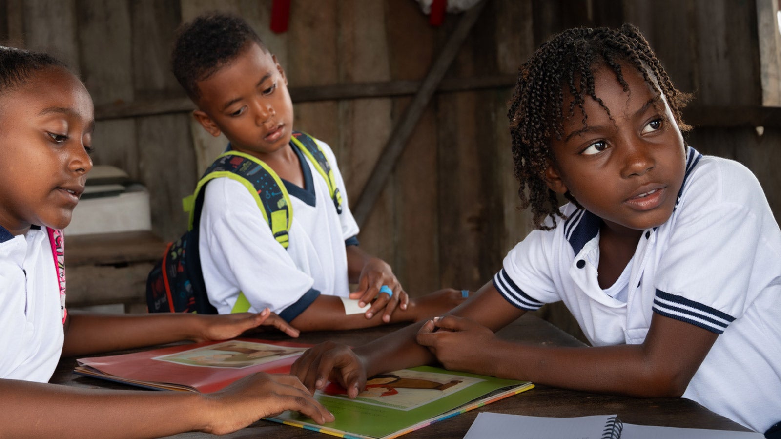 Fomento de la educación a través de escuelas seguras