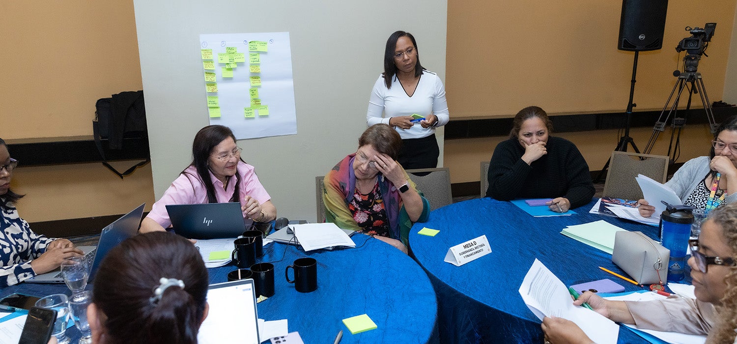 Fotografía de la participación en las mesas rotativas del Segundo Taller preparatorio para elaborar el Plan Nacional para la eliminación de enfermedades transmisibles y riesgos ambientales 2025-2030.