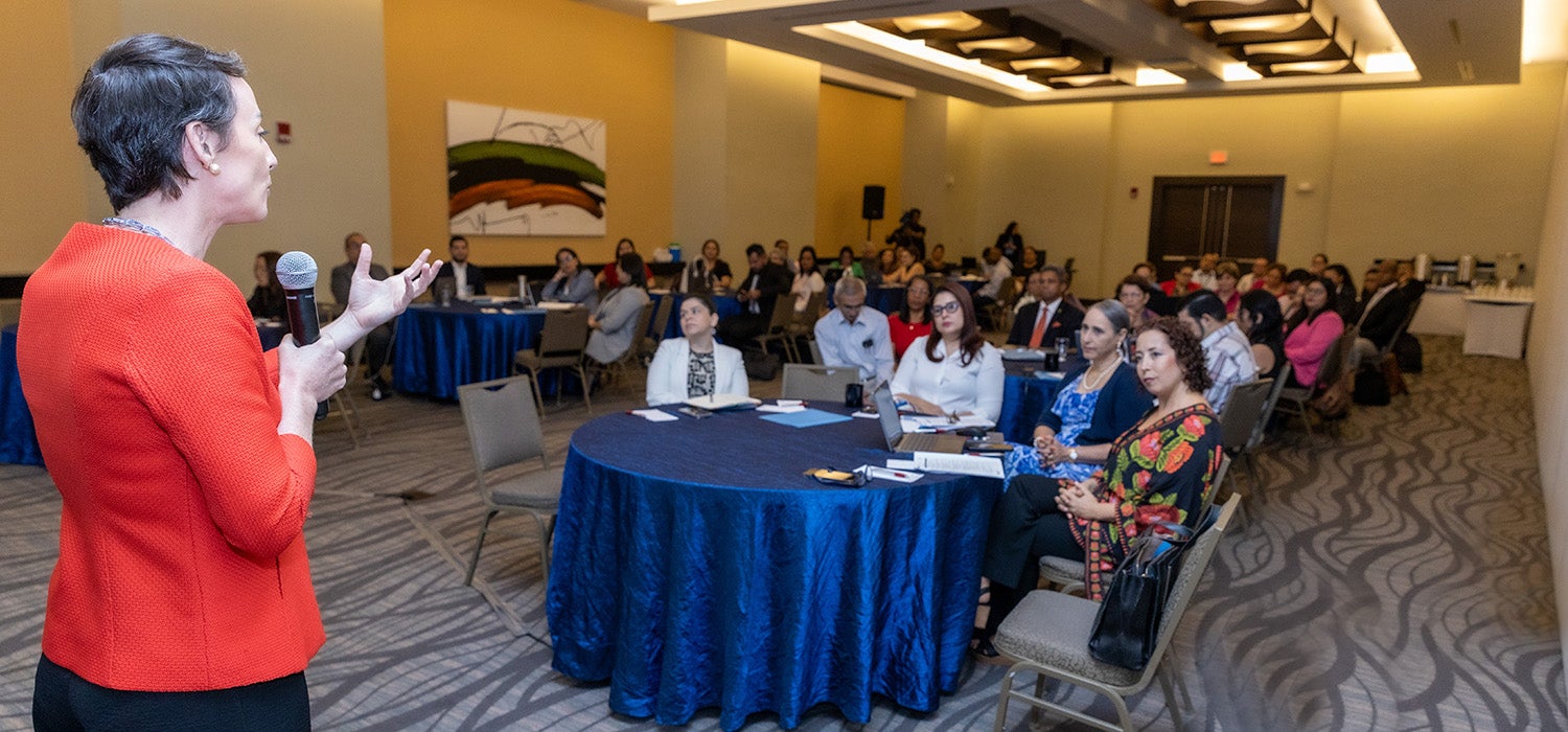 Fotografía de la participación de la Dra. Ana Rivière Cinnamond en el Segundo Taller preparatorio para elaborar el Plan Nacional para la eliminación de enfermedades transmisibles y riesgos ambientales 2025-2030.