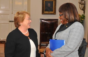 Dra. Etienne con la president Bachelet de Chile