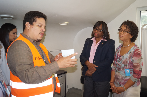 Directora de OPS visita la Oficina de Vigilancia Sanitaria en aeropuerto Toncontín