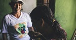 Trabajador comunitario apoyando paciente de TB