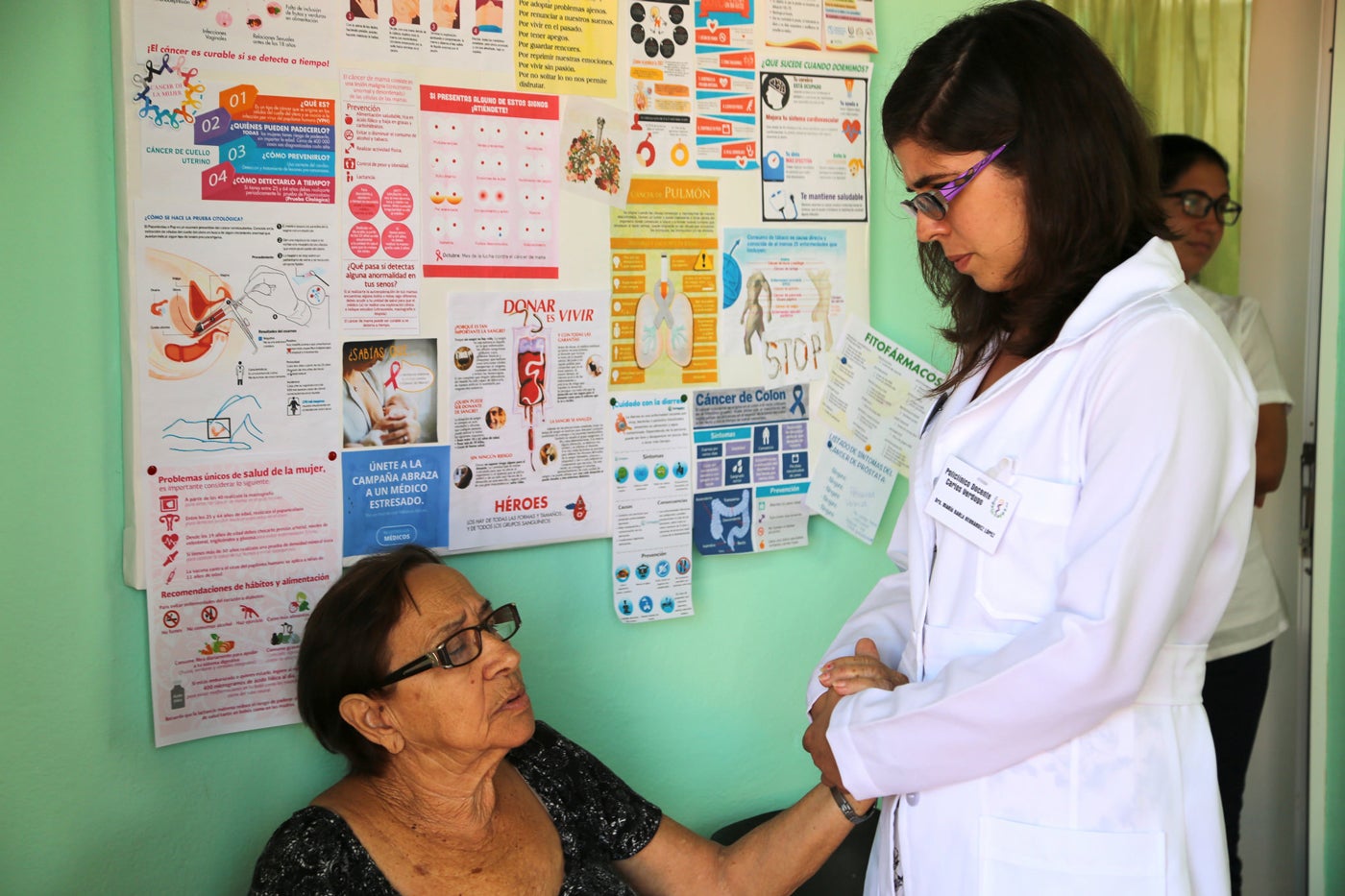 La doctora Hernández conversa con una mujer mayor que llegó al consultorio once para una consulta de rutina 
