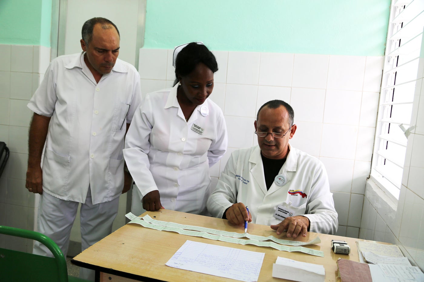 El doctor Iván Hernández Cruz comenta con el equipo de salud de la urgencia del Policlínico Verdugo, el electrocardiograma que le realizaron a una paciente que llegó con una crisis hipertensiva