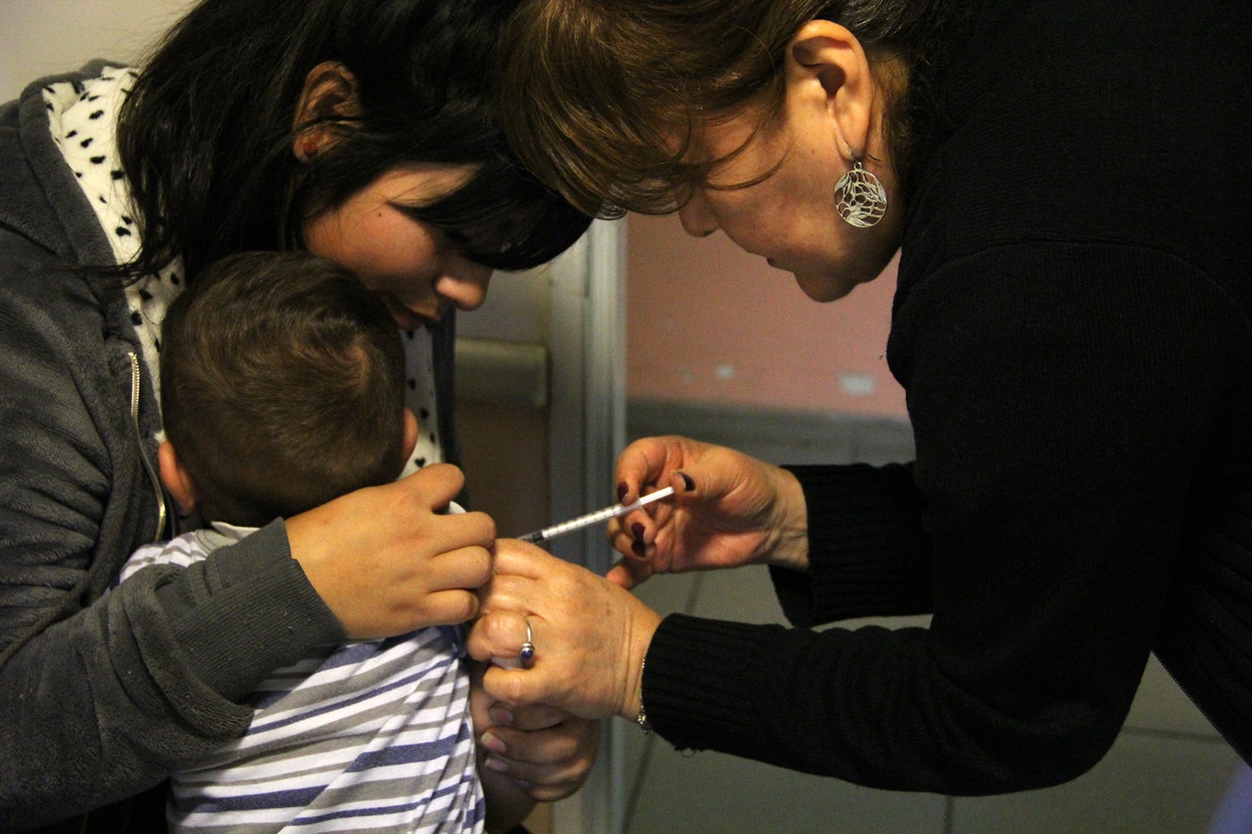 Valentino recibe su vacuna contra la hepatitis A