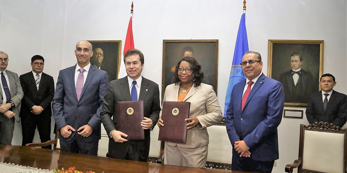 Directora y Representante en Paraguay de OPS firman documento de cooperación
