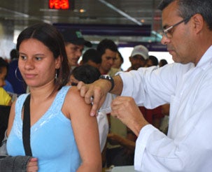 Mujer es vacunada durante una campaña de inmunización en São Paulo, Brasil