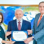 El Dr. Jarbas Barbosa, el Presidente de Brasil, Luiz Inácio Lula da Silva, y la Ministra de Salud, Nísia Trindade, sujetan la certificación de Brasil que lo declara libre de sarampión.